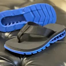 Chinelo Estilo Praiano com Tira Larga e Design Moderno de Cria