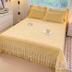Capa de cama de veludo de leite conjunto de três peças estilo renda acolchoado conjunto de quatro peças alto grama peso
