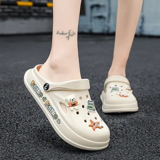 Sapatos de dois desgaste feminino 2026 novo estilo verão dos desenhos animados de sola grossa antiderrapante macio elást