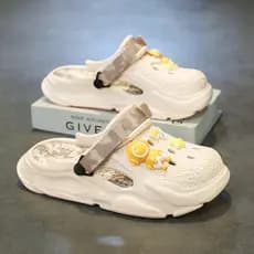 Buraco sapatos femininos 2026 novo estilo verão exterior Wear merda-piso de sola grossa antiderrapante escritório aument