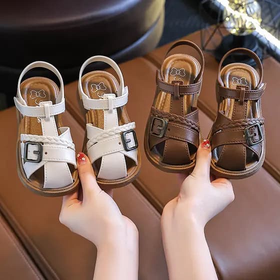 Meninas sandálias verão 2026 novo estilo crianças princesa Toe-coberto sapatos meninas de sola macia bebê sapatos romano