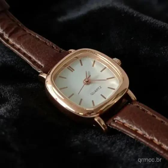 Um relógio feminino moderno com pulseira retrô quadrada de couro marrom ideal para uso diário