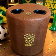 Puff Edição Copa Do Mundo Com Porta Copo - Personalizado Com Tag Do Brasil Em Couro Sintético.