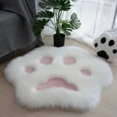 Um tapete fofo com padrão de pata, tamanho é 60X60cm, com textura de pelúcia macia, muito adequado para decoração de sal