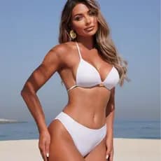 Biquíni feminino de três peças, elegante e sensual, com saia longa de malha e top separado.