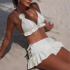 Biquíni feminino de três peças, elegante e sensual, em cor sólida.