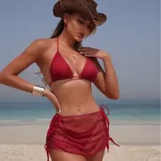 Biquíni feminino de três peças, elegante e sensual, em cor sólida.