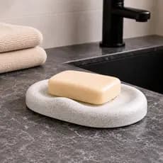 Saboneteira em cor Branco Marmorizado com Base Estável e Design Funcional para Banheiro