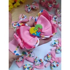 laço infantil com tema do autismo/laço de menina/laço escolar/laço símbolo do autismo/laço amora/cod026