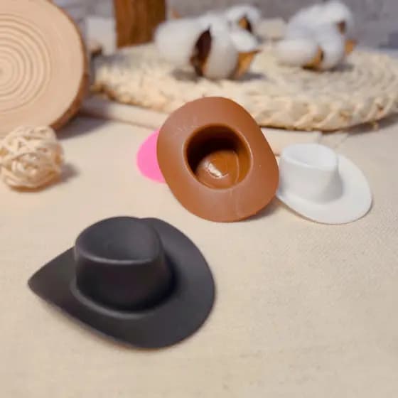 10 Chapéus de Cowboy de Plástico Miniatura para Festas, Kit DIY para Decorações de Casa e Festivais, Quatro Cores Dispon