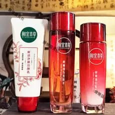 Acessível Materia Medica Romã Vermelha Conjunto de Brilho Fresco Limpador de Três Peças Clareador Hidratante Spot Bright