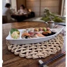 Prato em Cerâmica para Sushi em Formato de Barca com Divisória para Molho / Mesa Posta