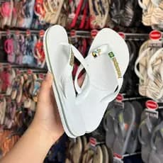 Nova Havaianas Brasil + Placa Logo + Pin Tucano e Coqueiro