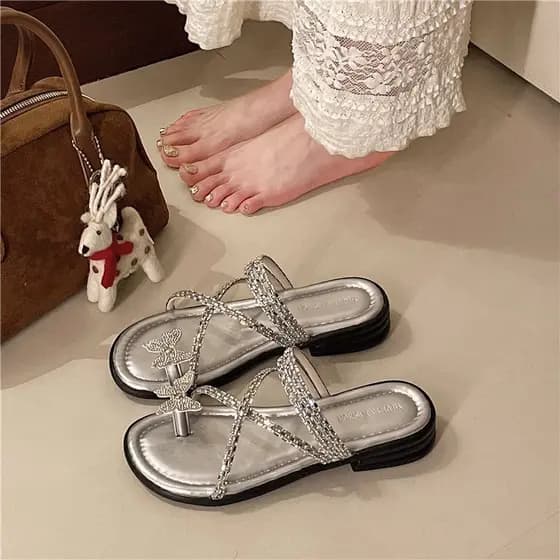 Sandálias planas francesas chinelos femininos verão exterior wear 2026 novo estilo estilo fada borboleta strass capa Toe