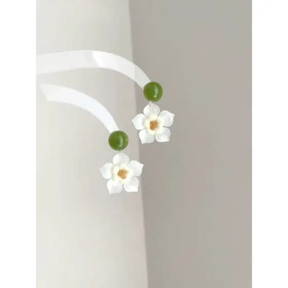 Verão romântico férias estilo Mori pétala branca contraste cor flor brincos doce Design simples pequenos brincos frescos