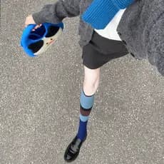Meias listradas azuis com sapatos de couro pequenos mulheres penteado algodão cor combinando meias de panturrilha estilo