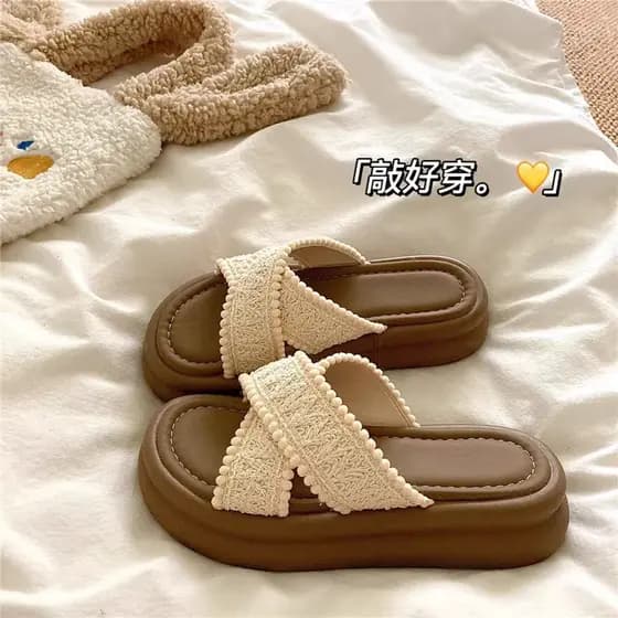 Sandálias lindas de sola grossa chinelos femininos verão exterior Wear 2026 novo estilo merda-piso boêmio praia Flip-