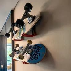 Crianças skate rack de armazenamento parede perfuração-livre skate rack estudantes da escola primária duplo Rocker rack
