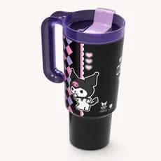 Copo Tumbler com Alça Kuromi Grande – Estilo e Praticidade