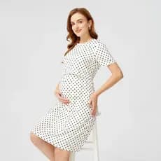 Novo vestido de maternidade com bolinhas, decote redondo, mangas curtas e recursos para amamentação.