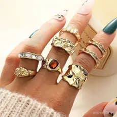 Conjunto de 7 Anéis Dourados com Pedras Vermelhas Conjunto Luxo Antialérgico e Elegante para Mulheres
