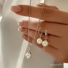 Conjunto sofisticado de colar e brincos em ouro e pérolas perfeito para festas