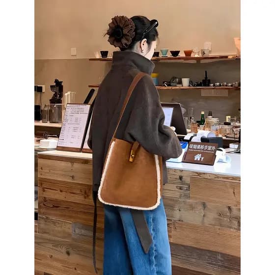 Cordeiro de pelúcia axilas sacola senhoras 2026 novo estilo primavera verão luz luxo nicho High-End Commuter balde saco