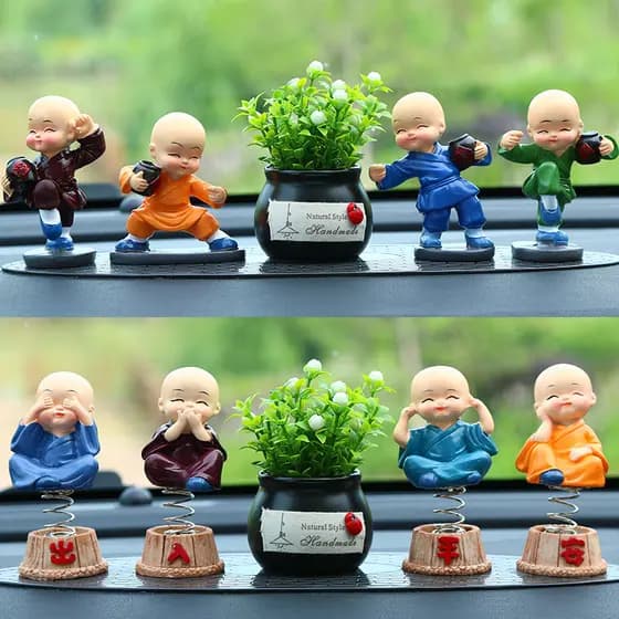 Um Zen Quatro Pequeno Monge Enfeites de Carro Estilo Budista Zen Bonito Calma Balançando Cabeça Boneca Um Abraço Irmão Q
