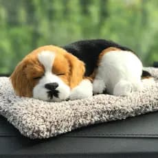 Cão de carvão de bambu no carro pequeno decorações de carro decorações interiores bonecas bonito filhote de cachorro cãe