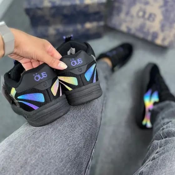 Tênis Casual Preto com Detalhe Holográfico | Visual Moderno e Conforto Diário