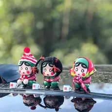Cauda do carro pingente esmeralda tranças lápis Shin-Chan aldeia flor telhado decoração boneca tronco boneca