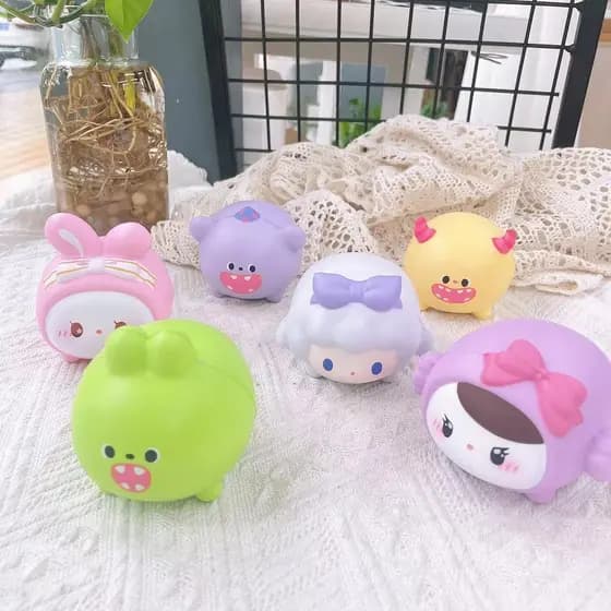 Qingyifang Grupo Recuperação Lenta Brinquedo de Espuma PU Pequeno Monstro molly Dorothy anna Bonito Forma Pitada