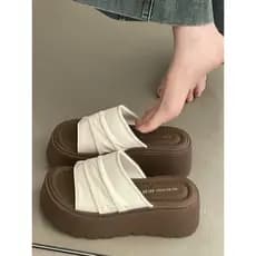Sandálias de sola grossa de 5CM, altura pequena, chinelos femininos de verão, roupa externa 2026, novo estilo, chinelos