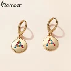 Os brincos Bamoer AIE077 com strass e letras em liga hipoalergênica são acessórios elegantes adequados para meninas e mu