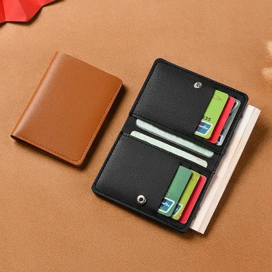 Elegante mini porta-cartões em couro PU, dobrável com fecho de fivela, carteira fina, essencial para viagens femininas.