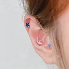 Novo estilo 925 prata esterlina Klein azul lua azul diamante High-End pedra preciosa Super piscando orelha osso Studs br