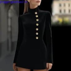 Vestido de manga comprida com gola alta e botões simples.