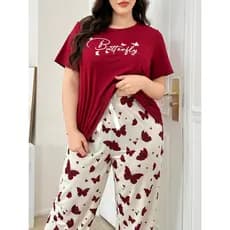 Roupa de casa plus size com decote redondo em formato de coração, mangas curtas e calças compridas, adequada para uso do