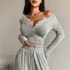 Conjunto sensual de duas peças, com blusa de manga comprida e calças justas.