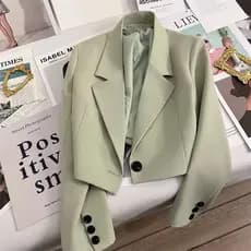 Blazer curto feminino com botões, estilo casual.