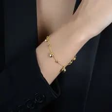 Pulseira com Corações Folheada Ouro 18k | Antialérgica, Romântica, Delicada e Elegante