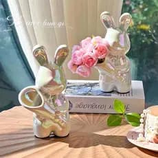 Estabilidade emocional segurando vaso de coelho pequenos ornamentos arranjo de flores armário de vinho entrada TV gabine