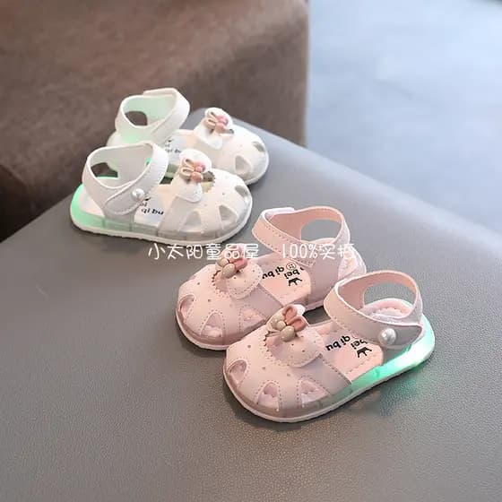 Verão novo estilo Light-up sapatos de bebê feminino 0-1-3 anos de idade sandálias Baotou feminino bebê sandálias de prai