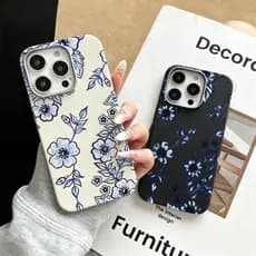 Capinha para iPhone 17/16/15/14/13/12 Pro Max Capa com Flores Azuis e Brancas Estilo Porcelana Anti-Impacto