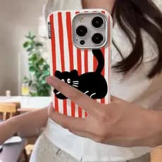 Capinha para iPhone 17/16/15/14/13/12 Pro Max Capa Listrada Vermelha e Rosa com Gato Preto Anti-Impacto