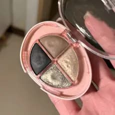 Pequena pitada defumada!Rebelde Barbie Black Rose Sombra de quatro cores perolada fosca diária piscando temperamento ant