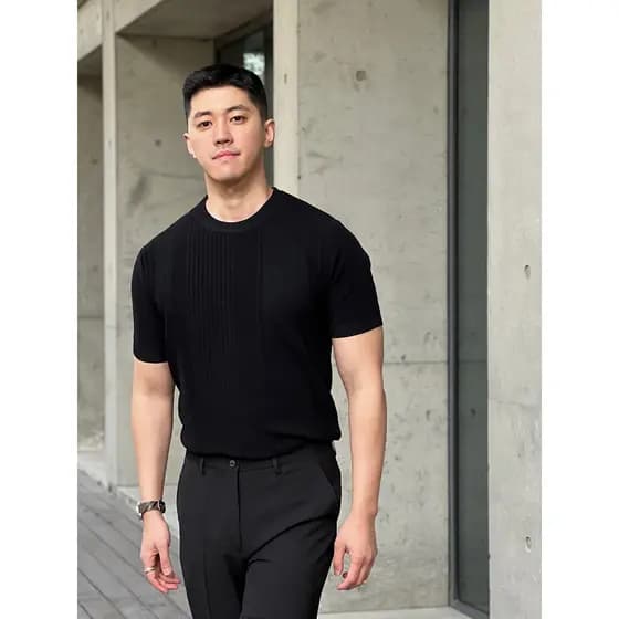 High-End assimétrico listrado Design simples negócios Casual malha gelo seda camiseta de manga curta masculina