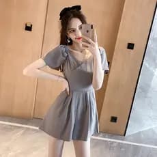 Verão novo estilo pequeno macacão feminino temperamento com decote em V manga Puff um ombro macacão Shorts terno
