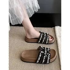 Xiaoxiang estilo pérola chinelos de sola grossa feminino exterior Wear 2026 verão novo estilo elegante bonito beira-mar