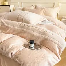 Cama de veludo de leite esculpida conjunto de quatro peças 2024 novo estilo inverno engrossado Coral veludo colcha capa